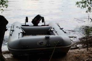 Какой лодочный мотор 9,9 лучше выбрать